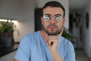 Modern biyonik gözler kullanan bir adam