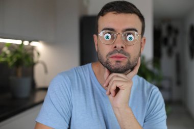 Modern biyonik gözler kullanan bir adam