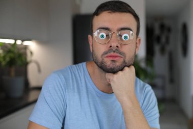 Modern biyonik gözler kullanan bir adam