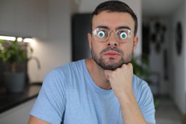 Modern biyonik gözler kullanan bir adam