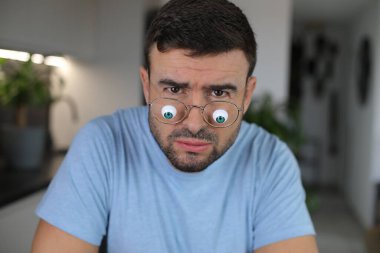 Modern biyonik gözler kullanan bir adam