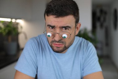 Modern biyonik gözler kullanan bir adam