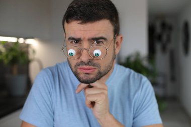 Modern biyonik gözler kullanan bir adam