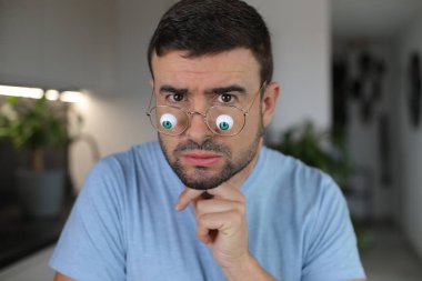 Modern biyonik gözler kullanan bir adam