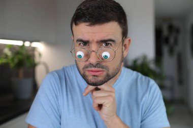 Modern biyonik gözler kullanan bir adam