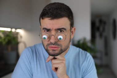 Modern biyonik gözler kullanan bir adam