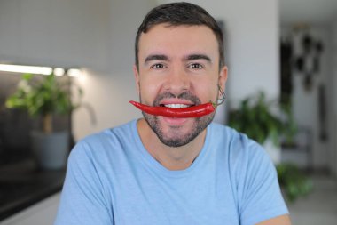 Ağzında çok baharatlı bir malzeme tutan bir adam.