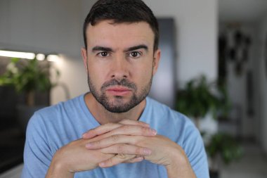 İntikam peşinde koşan bir adam.