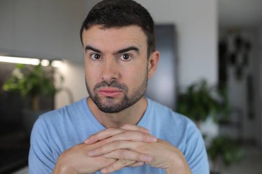 İntikam peşinde koşan bir adam.