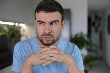 İntikam peşinde koşan bir adam.