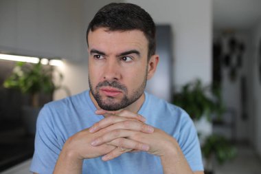 İntikam peşinde koşan bir adam.