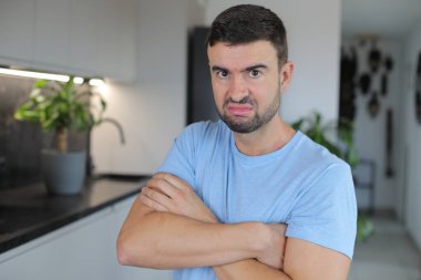 Yüzünde üzgün bir ifade olan öfkeli genç adamın portresi.