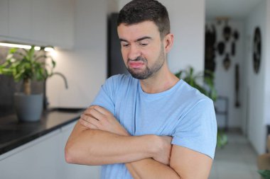 Yüzünde üzgün bir ifade olan öfkeli genç adamın portresi.