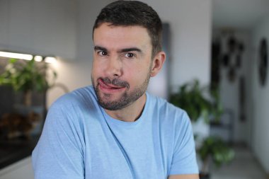 Adam lezzetli bir şey düşünüyor, yakın plan.