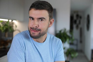 Adam lezzetli bir şey düşünüyor, yakın plan.