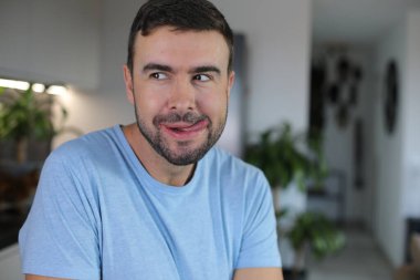 Adam lezzetli bir şey düşünüyor, yakın plan.