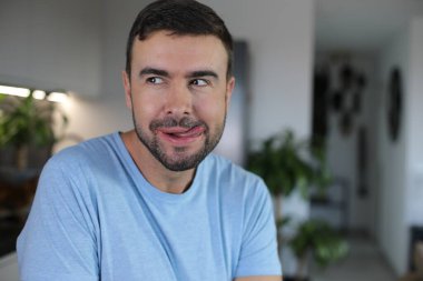 Adam lezzetli bir şey düşünüyor, yakın plan.