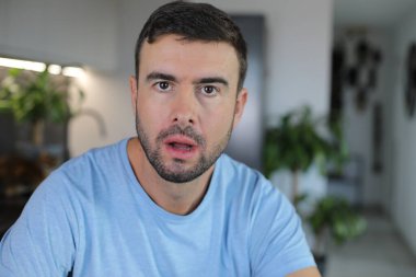 Kameraya bakan genç adamın portresi, şok oldu.