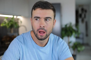 Kameraya bakan genç adamın portresi, şok oldu.