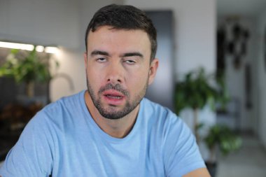 Kameraya bakan genç adamın portresi, şok oldu.