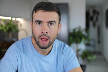 Kameraya bakan genç adamın portresi, şok oldu.