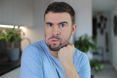 Sinir krizi geçirmek üzere olan sinirli görünüşlü bir adam.