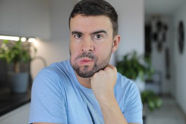 Sinir krizi geçirmek üzere olan sinirli görünüşlü bir adam.