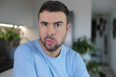 Sinir krizi geçirmek üzere olan sinirli görünüşlü bir adam.