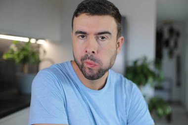 Sinir krizi geçirmek üzere olan sinirli görünüşlü bir adam.