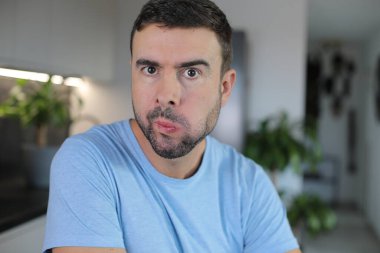 Sinir krizi geçirmek üzere olan sinirli görünüşlü bir adam.