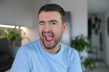 Sevimli bir adam göz kırpıyor, yaklaş