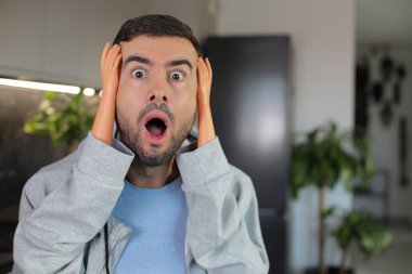 Küçük oyuncak plastik kollar kullanan komik görünüşlü bir adam.