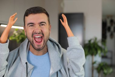 Küçük oyuncak plastik kollar kullanan komik görünüşlü bir adam.