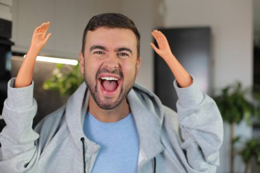 Küçük oyuncak plastik kollar kullanan komik görünüşlü bir adam.