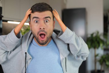 Küçük oyuncak plastik kollar kullanan komik görünüşlü bir adam.