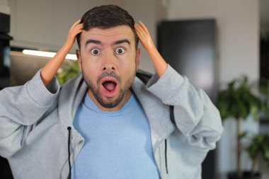 Küçük oyuncak plastik kollar kullanan komik görünüşlü bir adam.