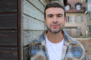 Yakışıklı adam sonbahar modunda poz veriyor.