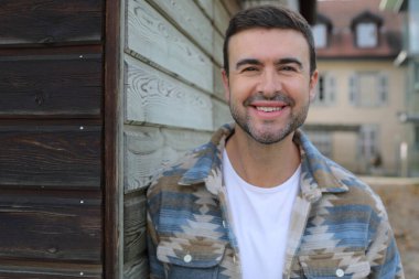 Yakışıklı adam sonbahar modunda poz veriyor.