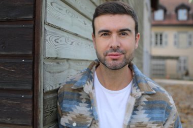 Yakışıklı adam sonbahar modunda poz veriyor.