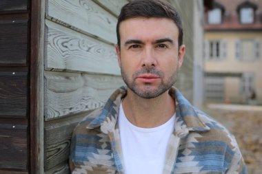 Yakışıklı adam sonbahar modunda poz veriyor.