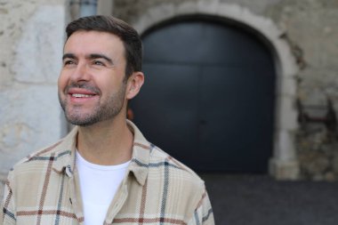 Yakışıklı adam sonbahar modunda poz veriyor.