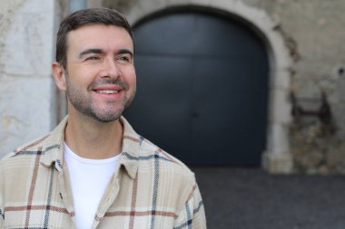 Yakışıklı adam sonbahar modunda poz veriyor.