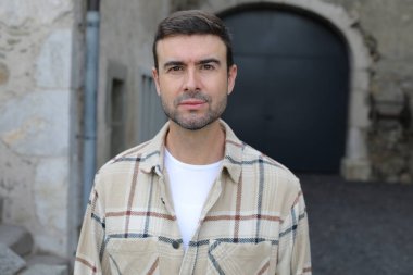 Yakışıklı adam sonbahar modunda poz veriyor.