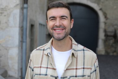 Yakışıklı adam sonbahar modunda poz veriyor.