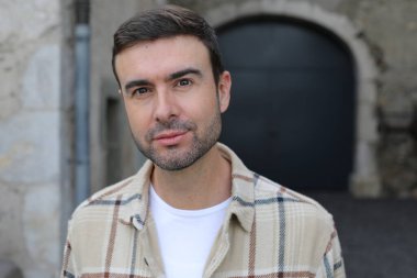 Yakışıklı adam sonbahar modunda poz veriyor.