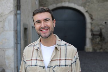 Yakışıklı adam sonbahar modunda poz veriyor.