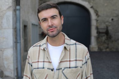 Yakışıklı adam sonbahar modunda poz veriyor.