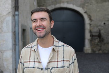 Yakışıklı adam sonbahar modunda poz veriyor.