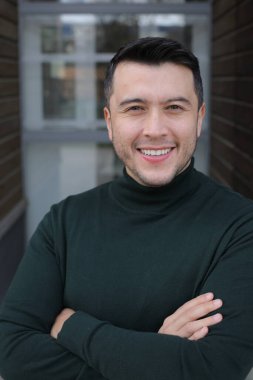 Yakışıklı girişimci şık bir kaplumbağa yaka süveter giyiyor.