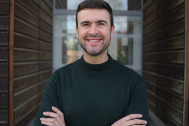 Yakışıklı girişimci şık bir kaplumbağa yaka süveter giyiyor.